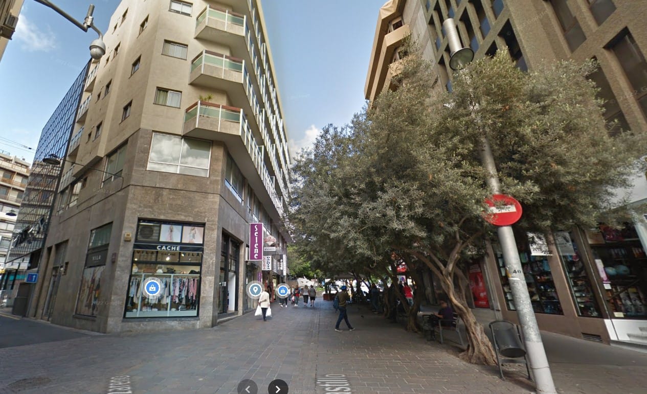 Calle del Castillo zona comercial peatonal tiendas