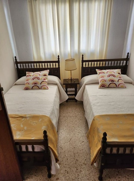 Dormitorio principal con ropa de cama incluida.