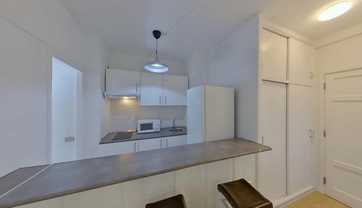 Cocina totalmente equipada con electrodomésticos en piso de alquiler de larga temporada en Santa Cruz.