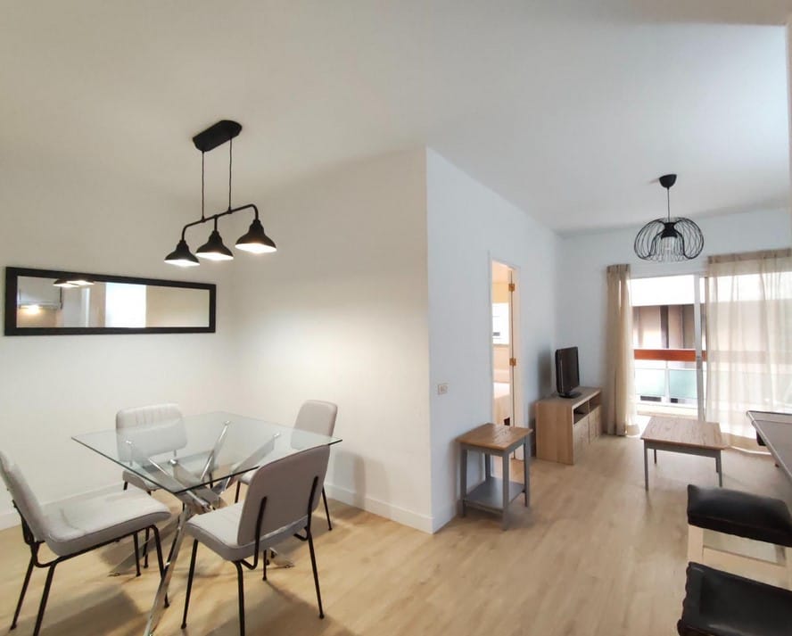 Zona de comedor con mesa de trabajo ideal para teletrabajo en Santa Cruz de Tenerife.