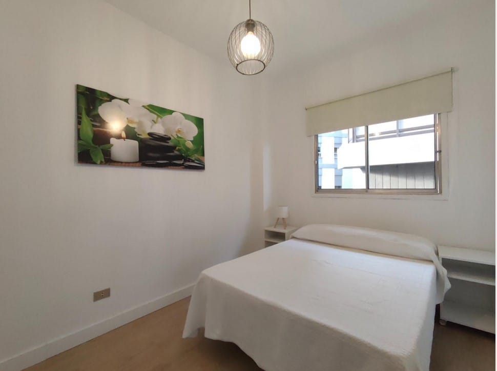 Dormitorio principal amplio con cama doble y armario en Santa Cruz de Tenerife.