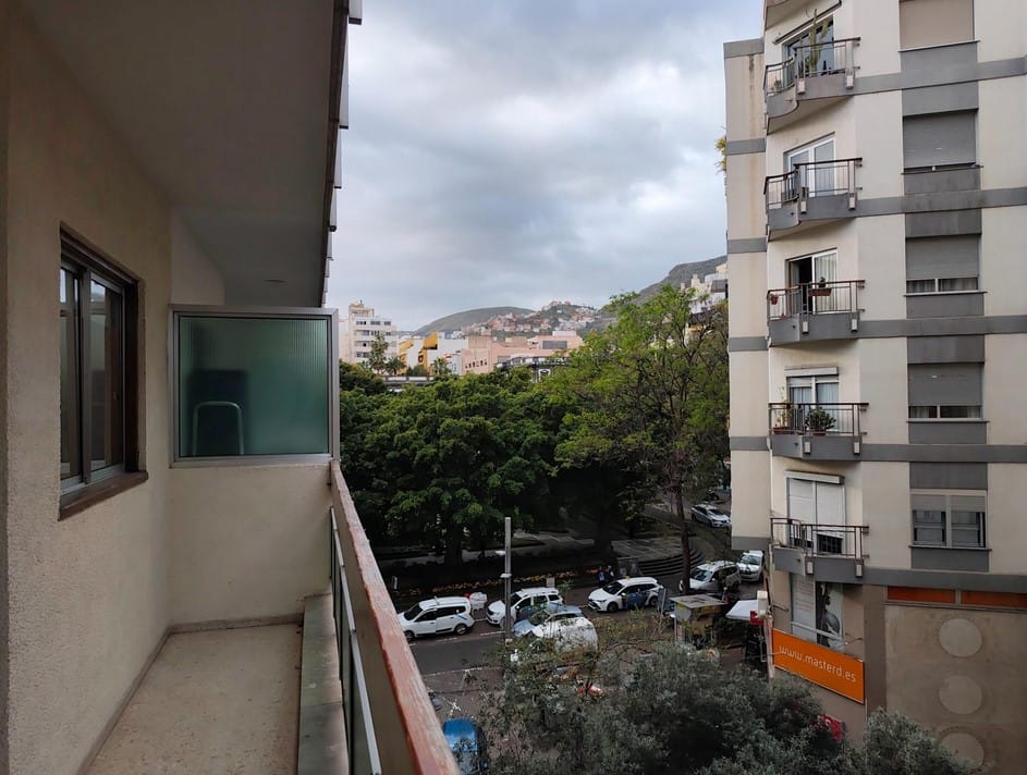 Terraza privada exterior en apartamento en alquiler en el centro de Santa Cruz de Tenerife